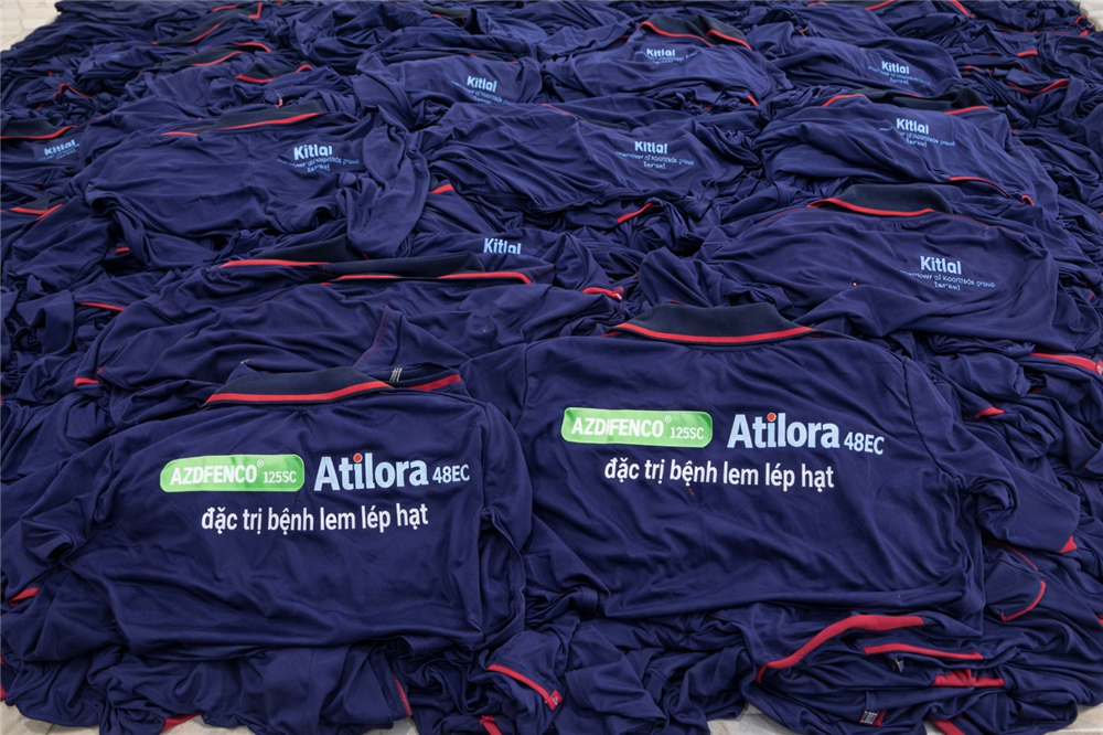 áo thun tay dài màu xanh đen